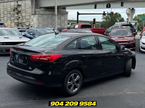Used 2018 Ford Focus SE w/ SE Appearance Package FWD image 4