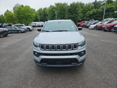 Used 2024 Jeep Compass Latitude AWD/4WD image 2