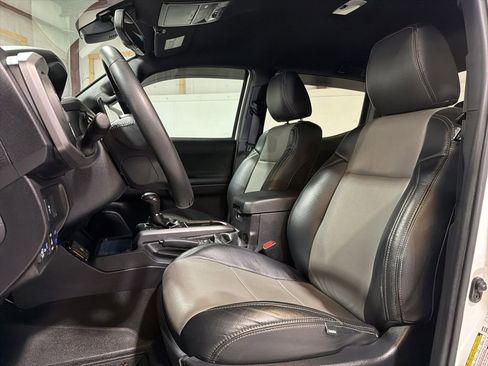 Used 2022 Toyota Tacoma TRD Sport w/ Technology Package image 28