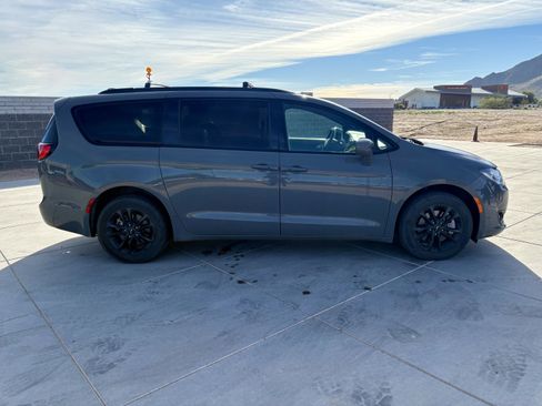 Used 2020 Chrysler Pacifica Touring-L image 6