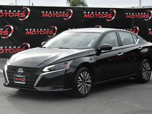 Used 2024 Nissan Altima 2.5 SV image 3