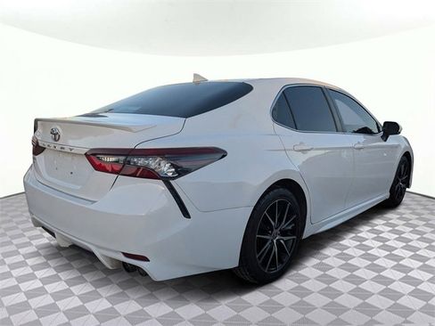 Used 2022 Toyota Camry SE image 3