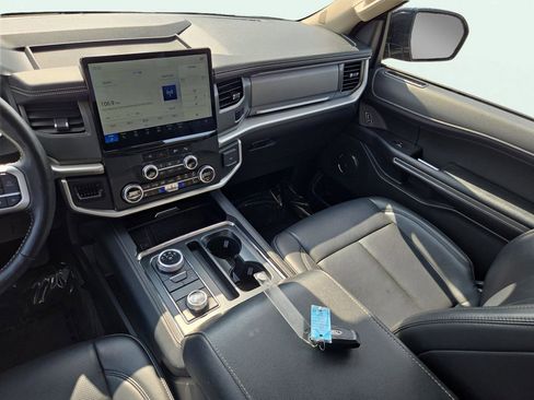 Used 2024 Ford Expedition XLT image 23