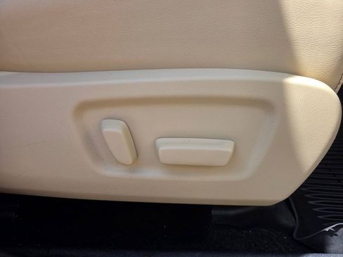 Used 2019 Toyota Highlander XLE AWD/4WD image 40
