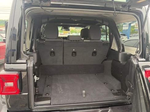 Used 2025 Jeep Wrangler Unlimited Sahara AWD/4WD image 30