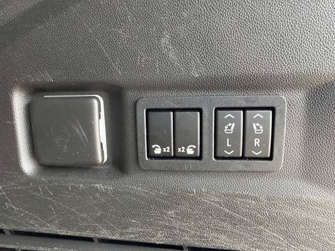 Used 2022 Chevrolet Tahoe Z71 w/ Luxury Package AWD/4WD image 34