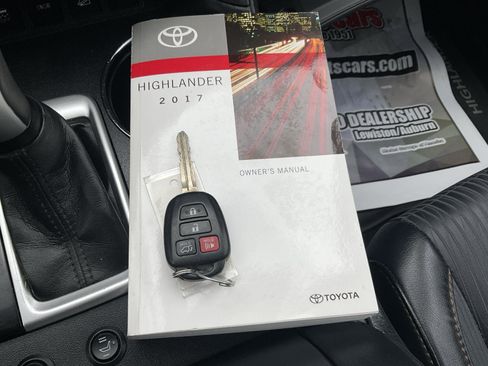Used 2017 Toyota Highlander Plus AWD/4WD image 18