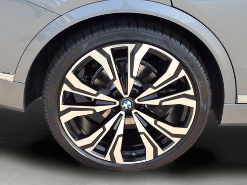 Used 2023 BMW X7 xDrive40i w/ Executive Package image 9
