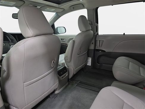 Used 2017 Toyota Sienna XLE Premium image 12