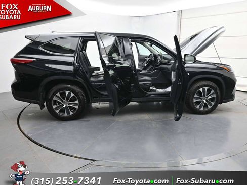 Used 2023 Toyota Highlander XLE AWD/4WD image 36