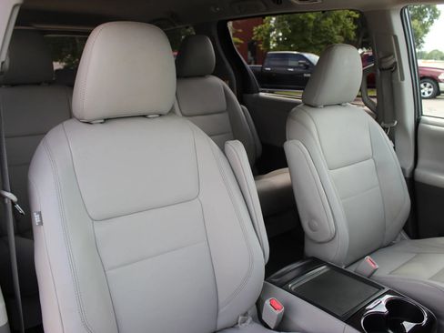 Used 2020 Toyota Sienna XLE AWD/4WD image 29