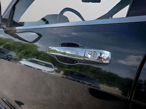 Used 2018 Jeep Grand Cherokee Overland image 13