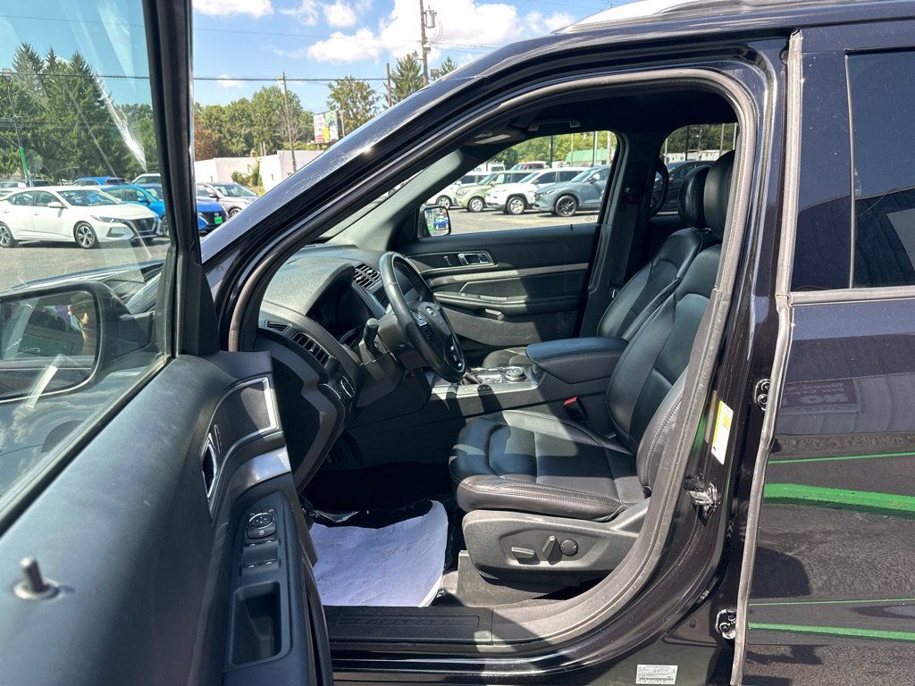 Used 2019 Ford Explorer XLT w/ Equipment Group 202A AWD/4WD image 11