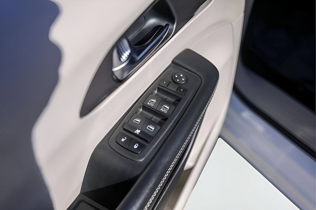 Used 2022 Chrysler Pacifica Touring-L AWD/4WD image 26