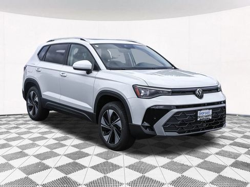 Used 2025 Volkswagen Taos SE image 12