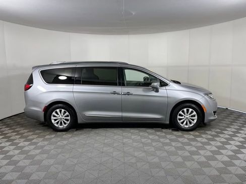 Used 2019 Chrysler Pacifica Touring-L image 8