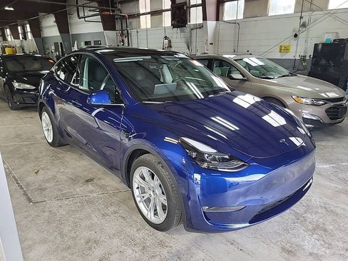 Used 2024 Tesla Model Y Long Range image 3