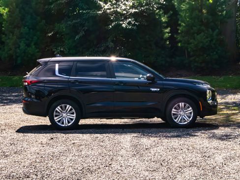 New 2025 Mitsubishi Outlander ES image 10