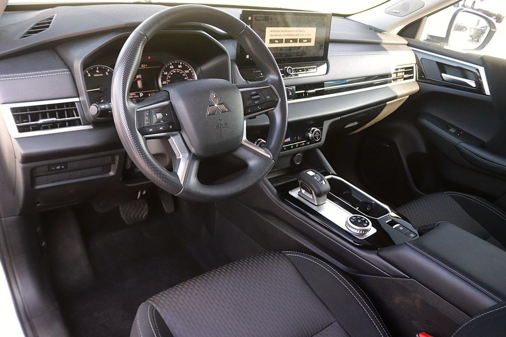 Used 2025 Mitsubishi Outlander ES AWD/4WD image 12