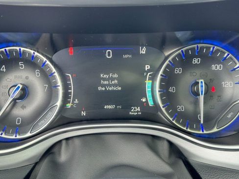 Used 2025 Chrysler Pacifica Limited image 23