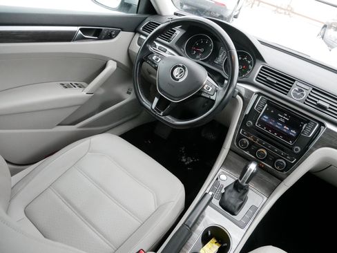 Used 2017 Volkswagen Passat 1.8T SE image 9