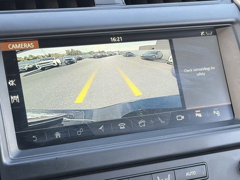 Used 2020 Land Rover Discovery Landmark AWD/4WD image 15