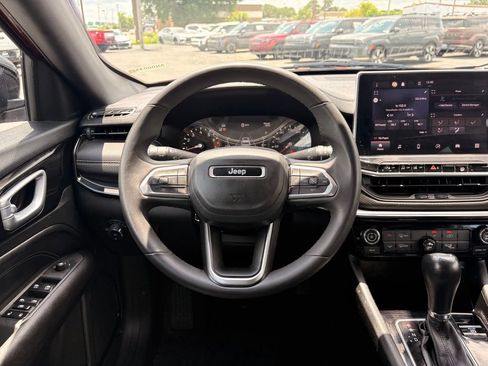 Used 2023 Jeep Compass Latitude AWD/4WD image 14