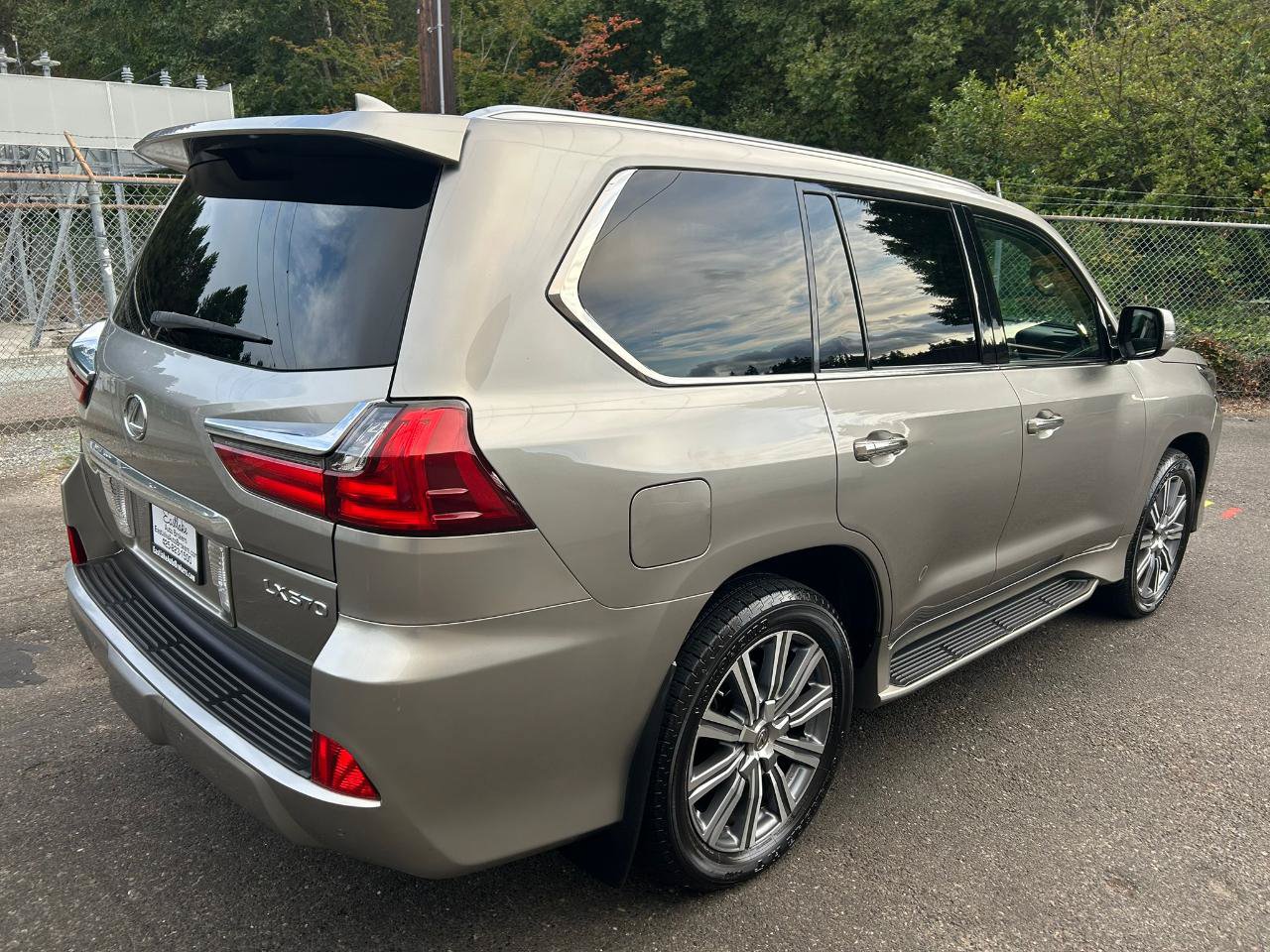 Used 2016 Lexus LX 570 4WD w/ Luxury Package image 5