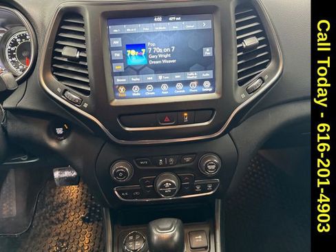 Used 2022 Jeep Cherokee Trailhawk image 5