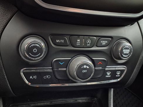 Used 2019 Jeep Cherokee Latitude Plus w/ Cold Weather Group image 20