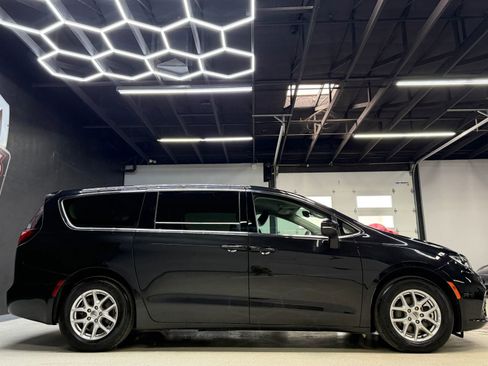 Used 2023 Chrysler Pacifica Touring-L image 11