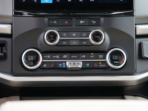 Used 2024 Ford Expedition XLT image 26