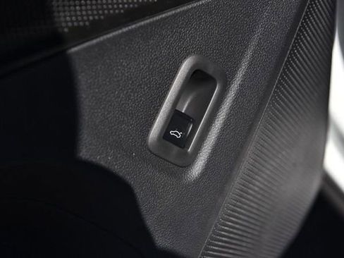 New 2026 Volkswagen Tiguan SE R-Line image 9