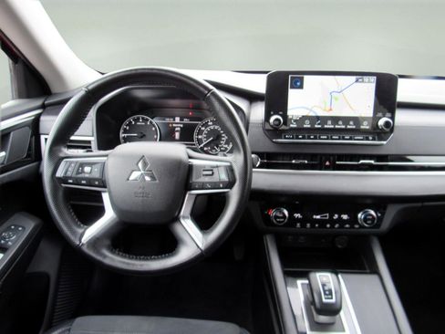Used 2024 Mitsubishi Outlander AWD image 5