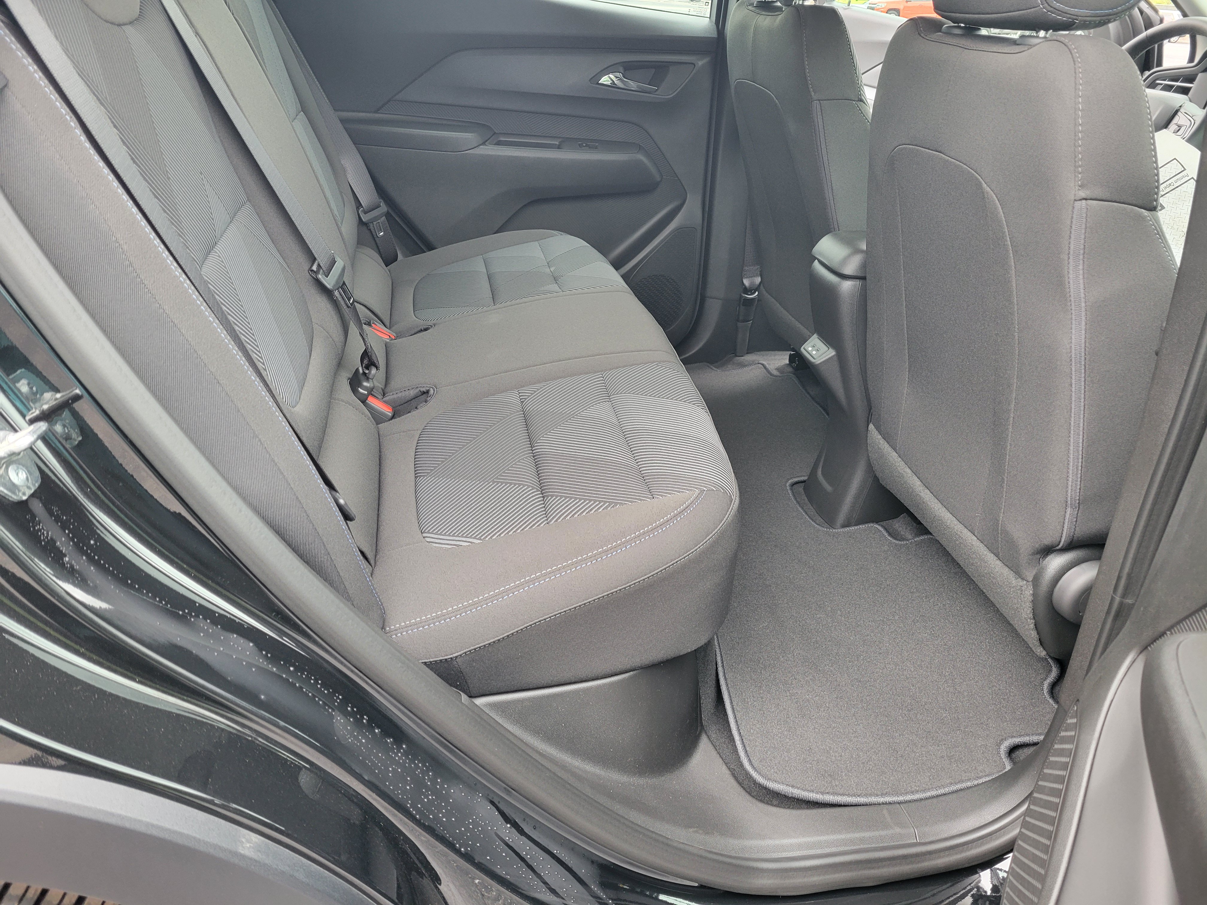 New 2027 Chevrolet Bolt LT w/ Comfort Package FWD image 31