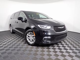 New 2025 Chrysler Pacifica Select image 1