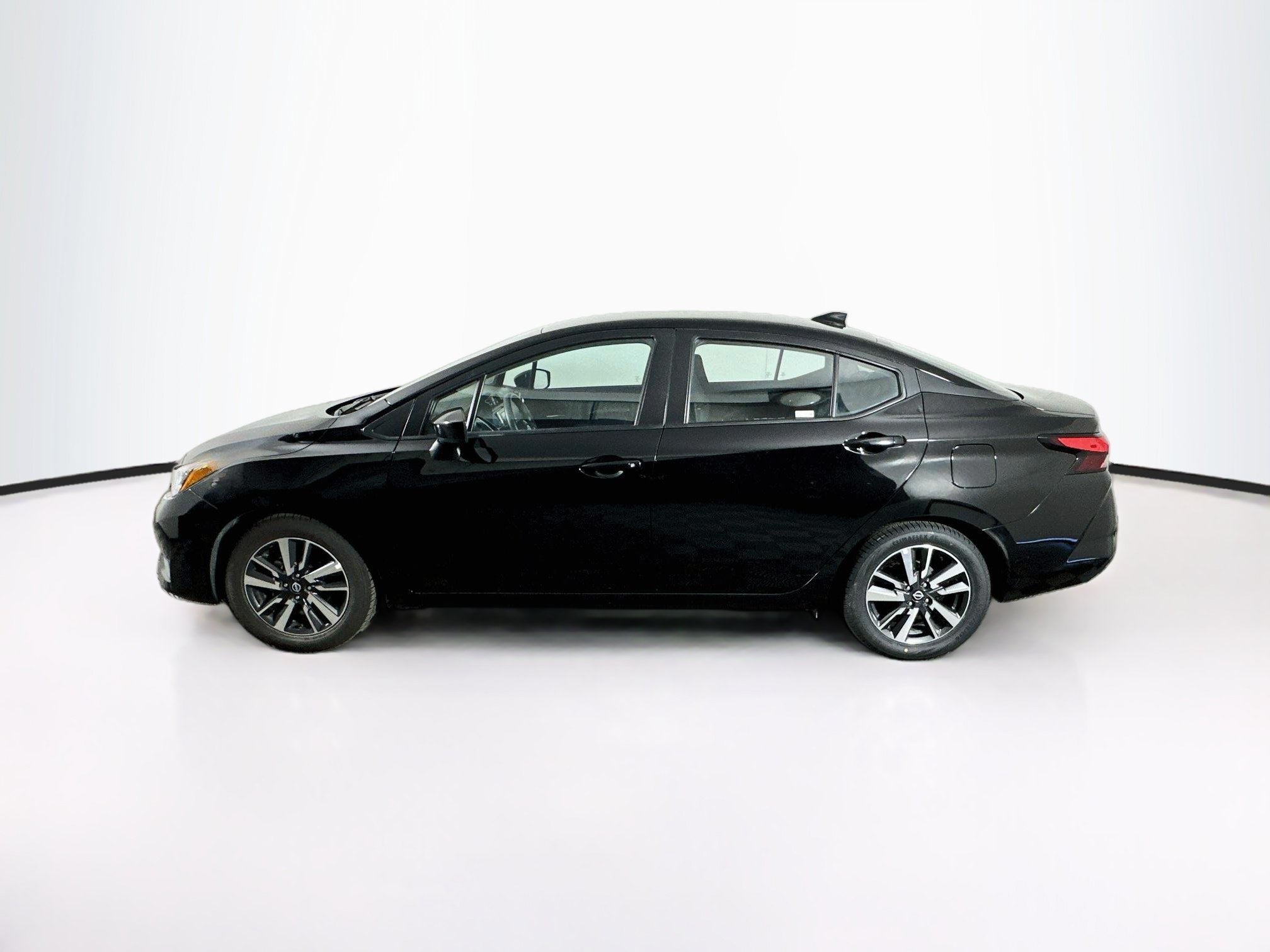 Used 2025 Nissan Versa SV FWD image 4