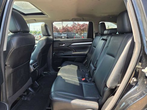 Used 2018 Toyota Highlander XLE AWD/4WD image 16