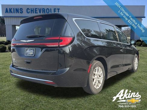Used 2024 Chrysler Pacifica Touring-L FWD image 6