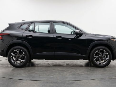 Used 2025 Chevrolet Trax LT FWD image 11
