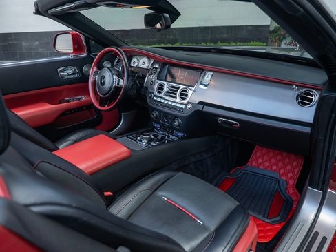 Used 2018 Rolls-Royce Dawn RWD image 2