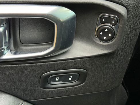 Used 2021 Jeep Wrangler Unlimited Sahara AWD/4WD image 16