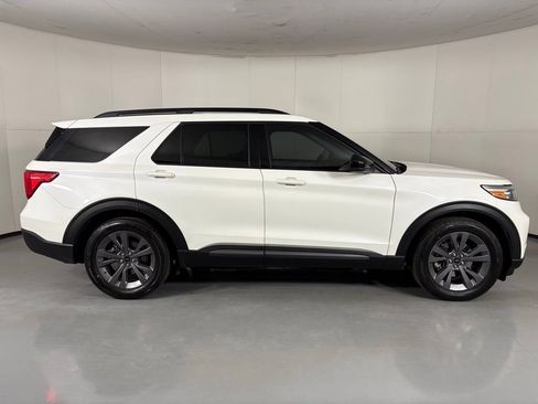 Used 2023 Ford Explorer XLT w/ Equipment Group 202A RWD image 9