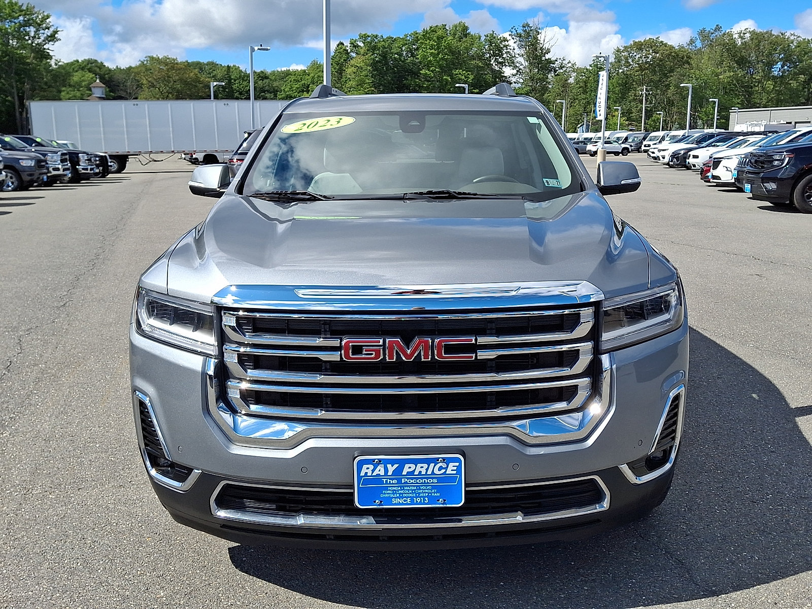 Certified 2023 GMC Acadia SLT w/ Preferred Package FWD image 2