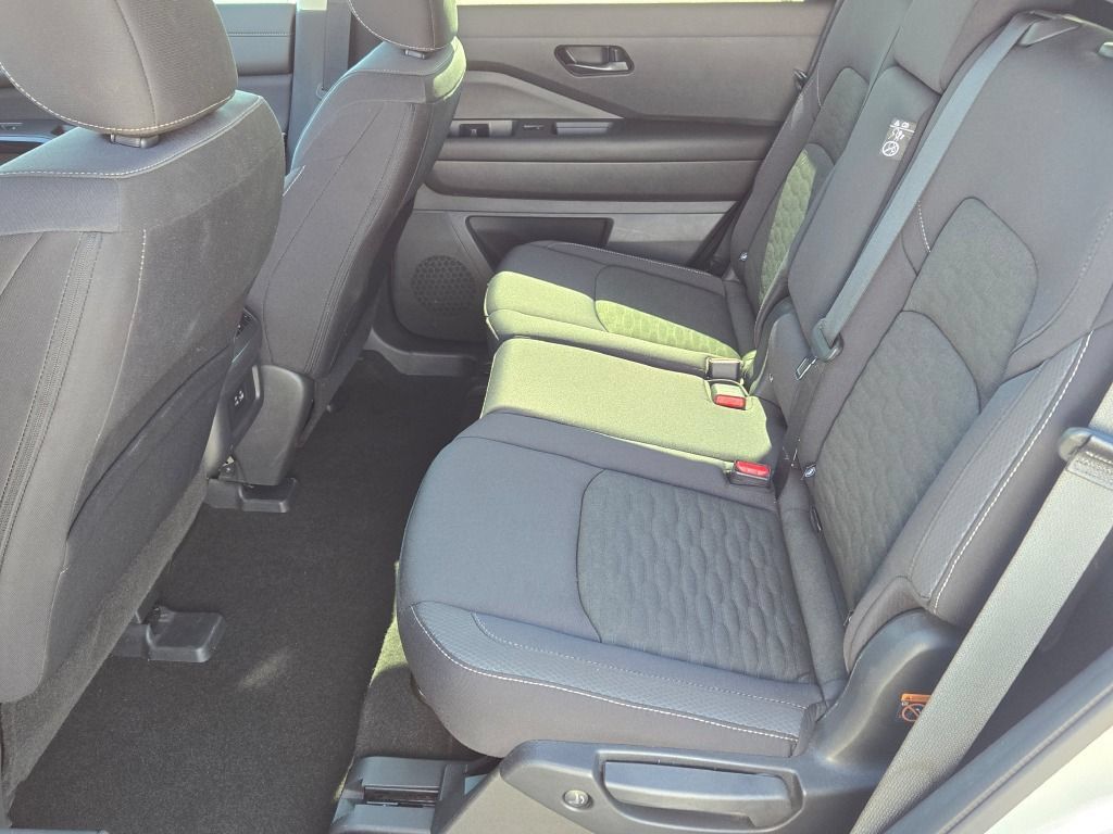 Used 2025 Nissan Pathfinder SV AWD/4WD image 18
