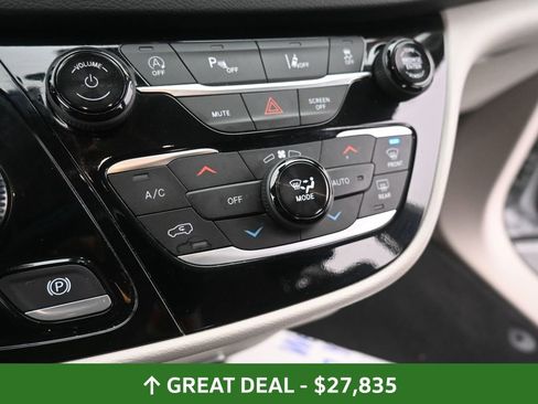 Used 2024 Chrysler Pacifica Touring-L image 45