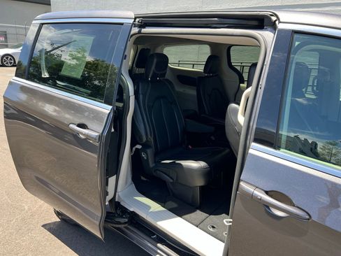 Used 2023 Chrysler Pacifica Touring-L image 54