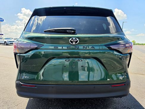 Used 2026 Toyota Sienna XLE FWD image 5