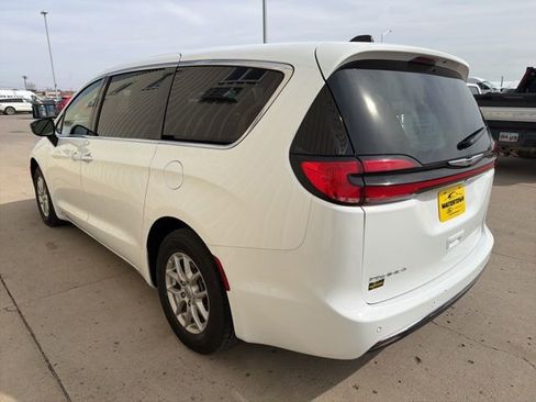 Used 2025 Chrysler Pacifica Select image 5