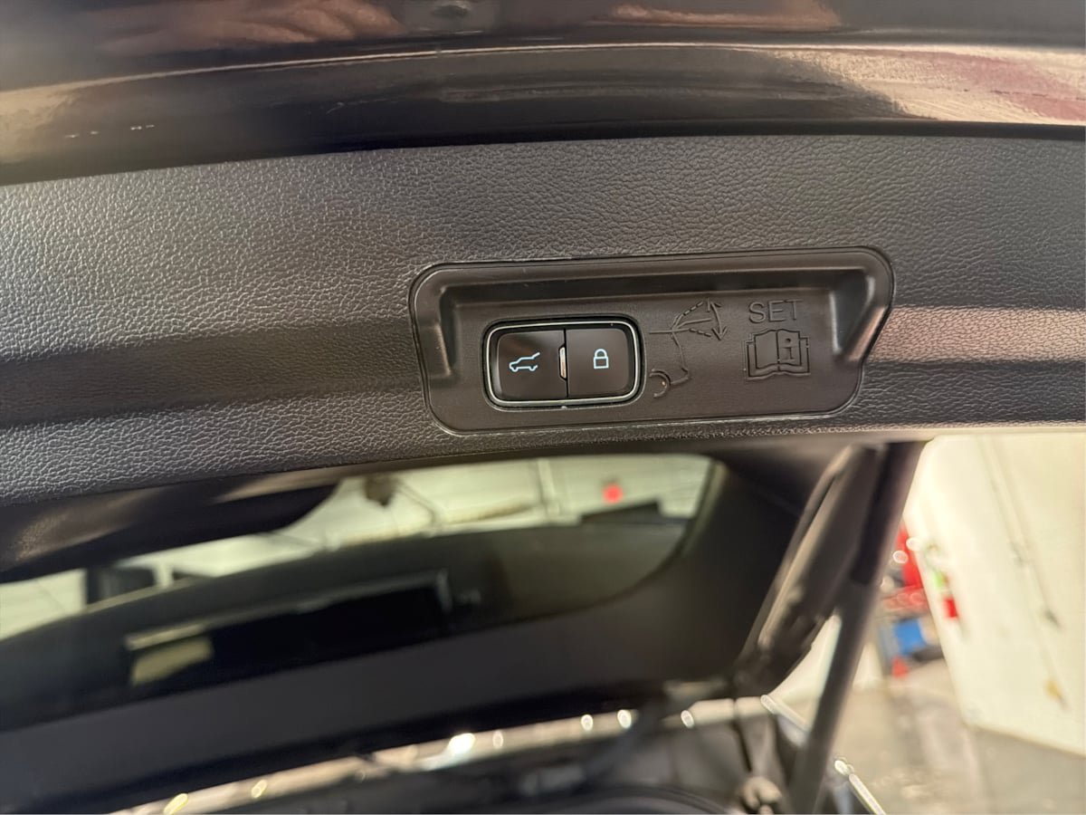 Used 2020 Ford Explorer XLT w/ Equipment Group 202A RWD image 14